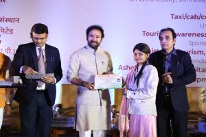 माननीय पर्यटन मंत्री श्री जी. किशन रेड्डी ने 30 नवंबर 2022 को द अशोक, नई दिल्ली में पर्यटन जागरूकता कार्यक्रम के तहत टैक्सी/कैब/कोच चालकों को कौशल प्रशिक्षण प्रमाणपत्र वितरित किए