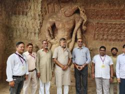 पर्यटन और संस्कृति (आईसी) के लिए माननीय एमओएस, श्री प्रहलाद सिंह पटेल ने 07.07.2019 को विदिशा में उदयगिरि गुफाओं का दौरा किया।